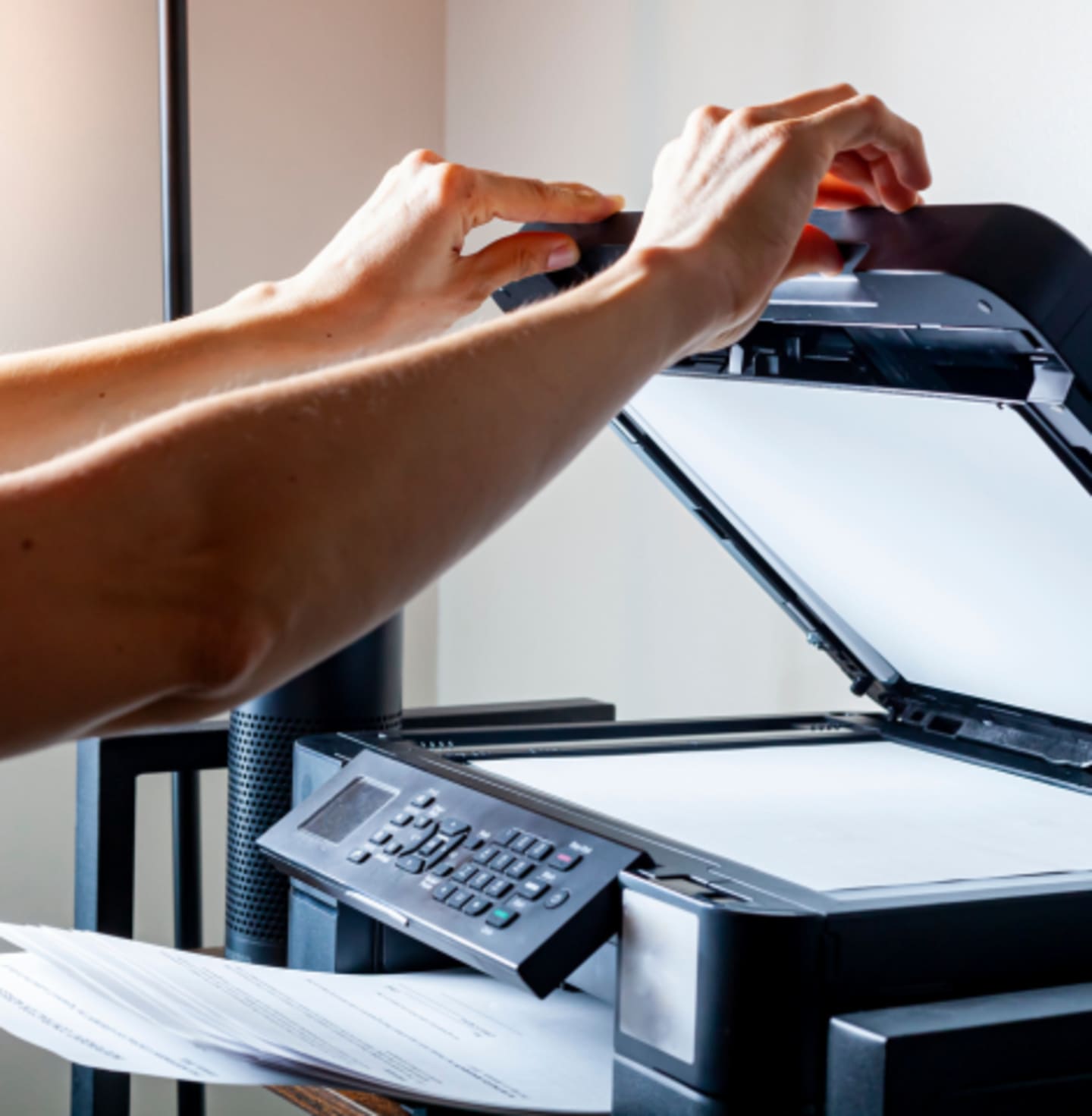 Drukowanie dokumentów w drukarce na papierze ksero 