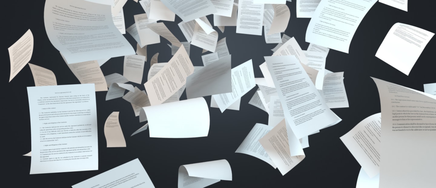 Latające pojedyncze karki papieru ksero z nadrukami