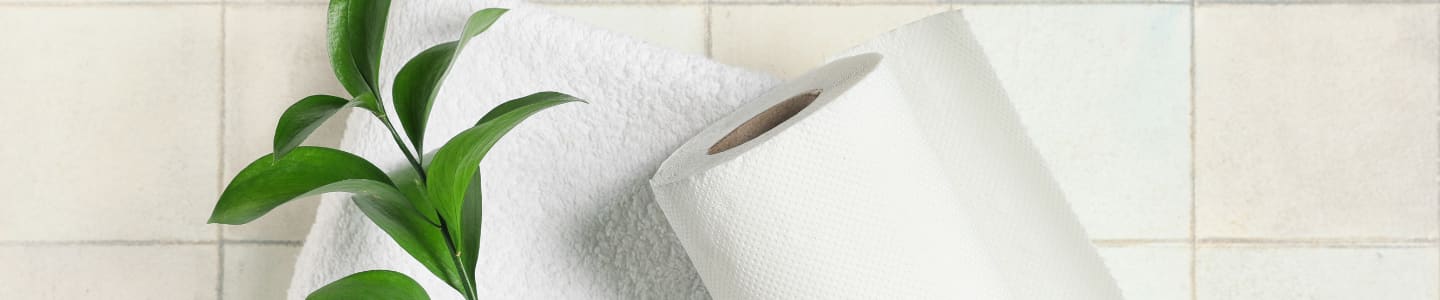 Biały ręcznik papierowy w biurze