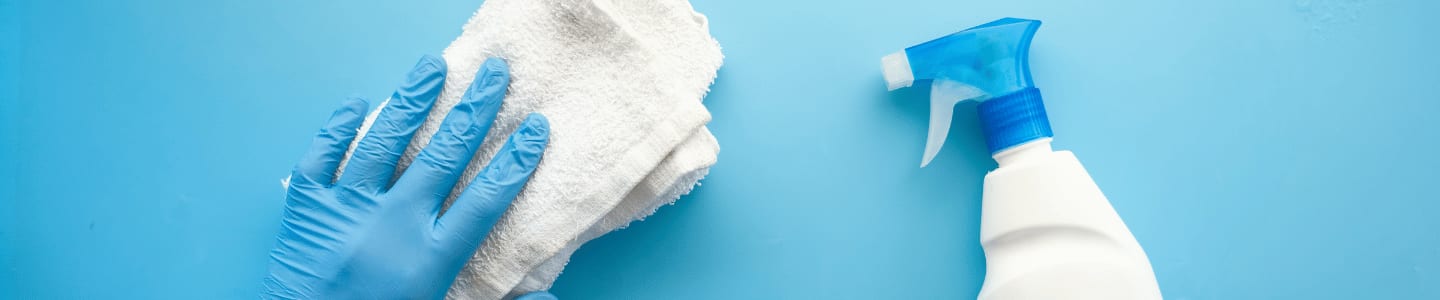 Regularne sprzątanie biurka w pracy środkami czyszczącymi