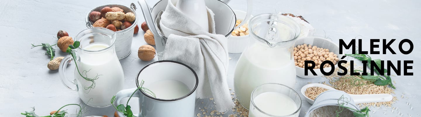 mleko roślinne na białym stole jako zamiennik klasycznego mleka do kawy