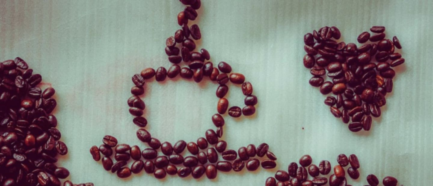 Kawa w ziarnach ułożona w obrazek filiżanki kawy 