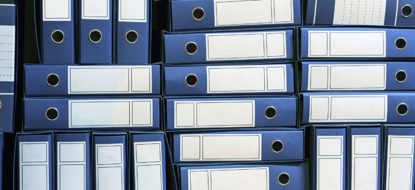 Segregatory dźwigowe do biura niebieskie z etykietą 