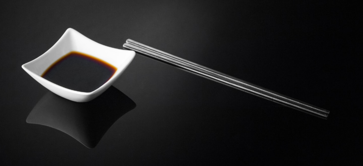 Kolorowe sushi na talerzu z warzywami i sosem sojowym z Selgros24