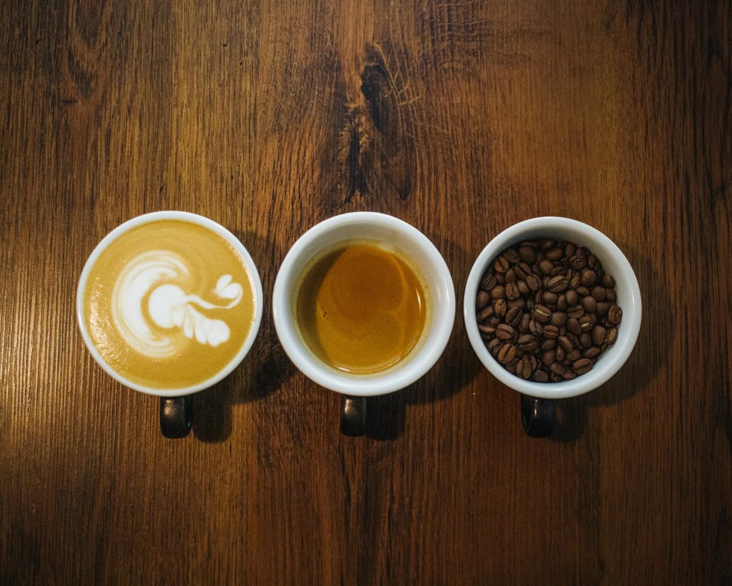 Trzy rodzaje kawy w filiżance stojące na stole
