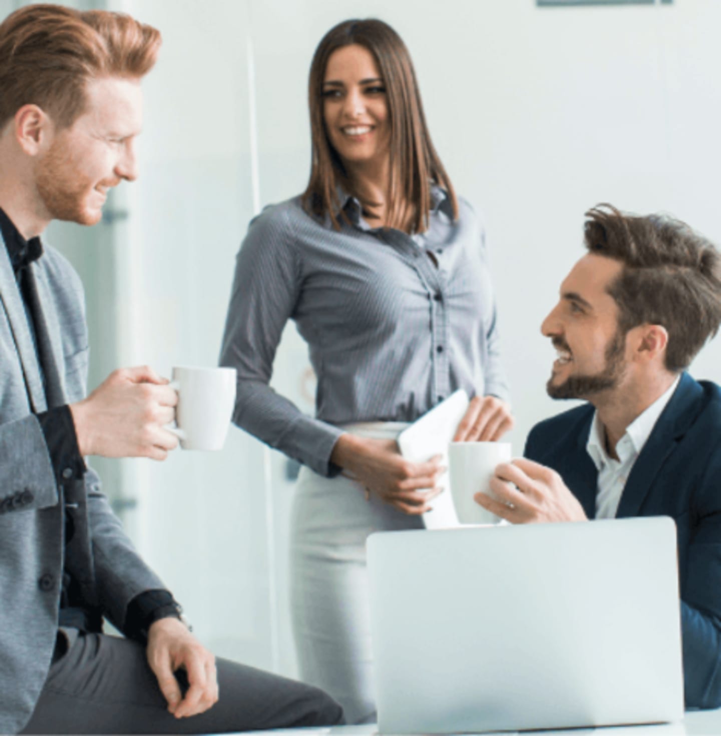 Grupa ludzi w pracy w biurze która cieszy się i wzajemnie motywuje