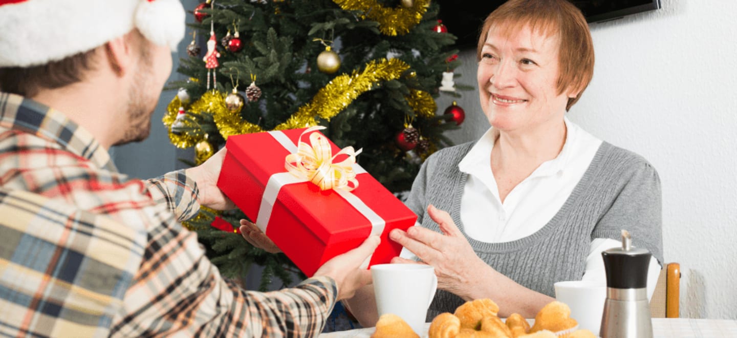 Zadowolona mama dostaje prezent na święta Bożego Narodzenia