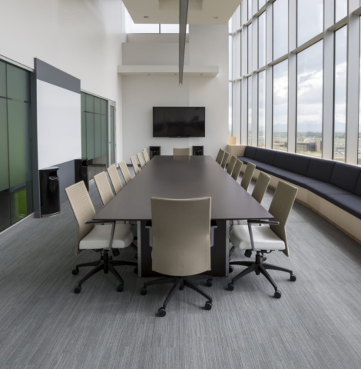 Fotele biurowe w firmowej salce konferencyjnej