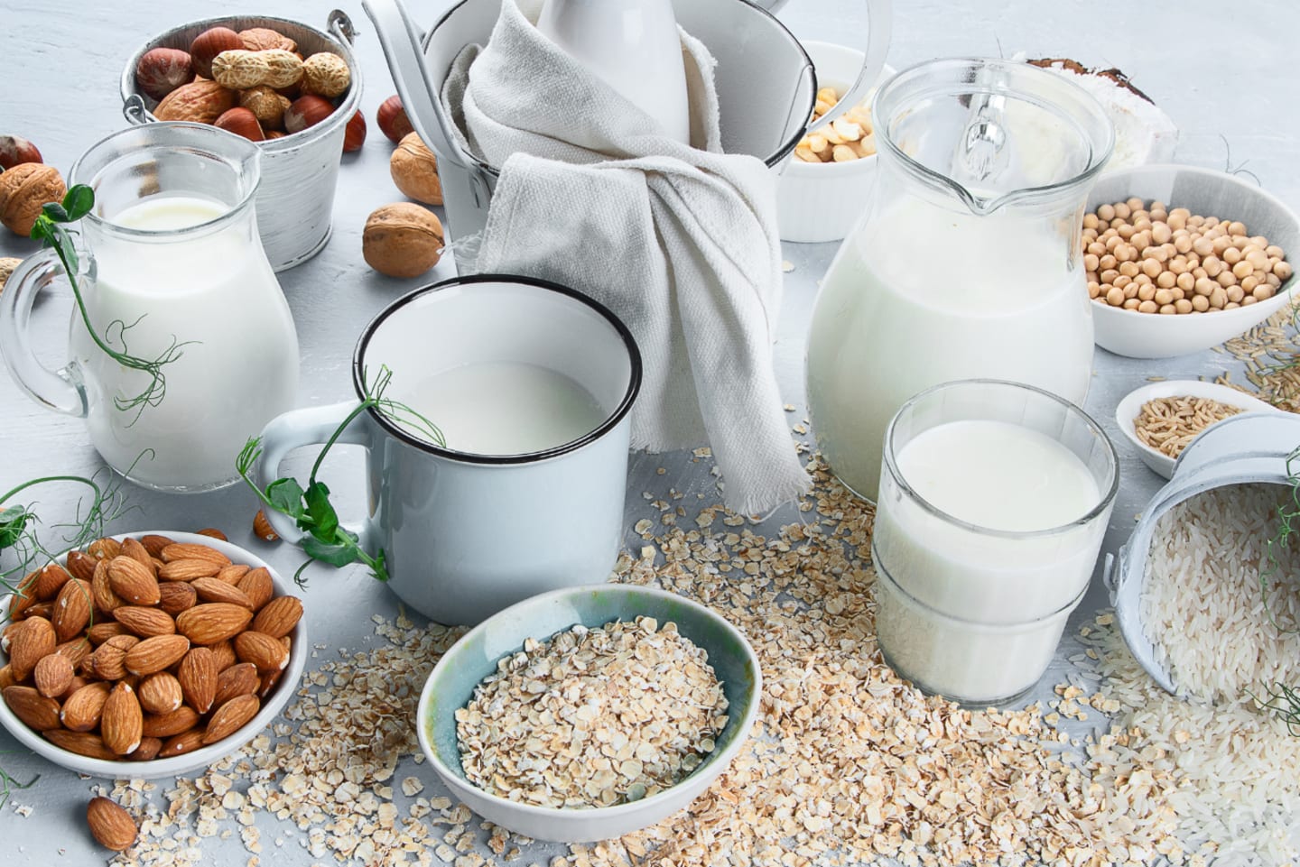 Napoje roślinne i mleka roślinne na stole - sojowe, kokosowe, migdałowe i wiele więcej