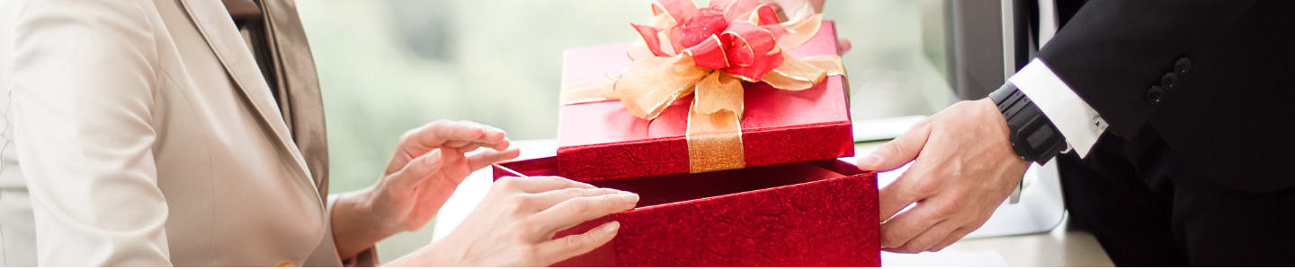 Prezenty dla pracowników na święta - sprawdź jakie wybrać, aby każdy był zadowolony | Selgros24