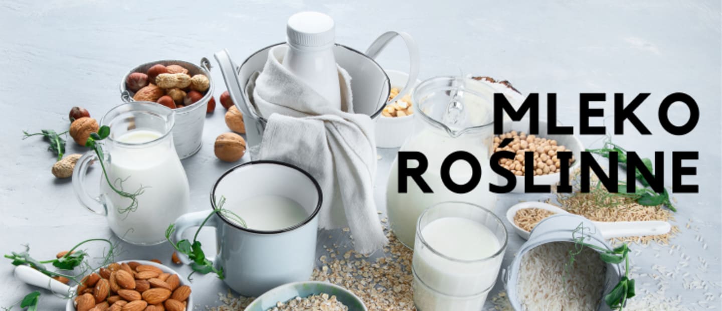 mleko roślinne jako zamiennik mleka na białym stole