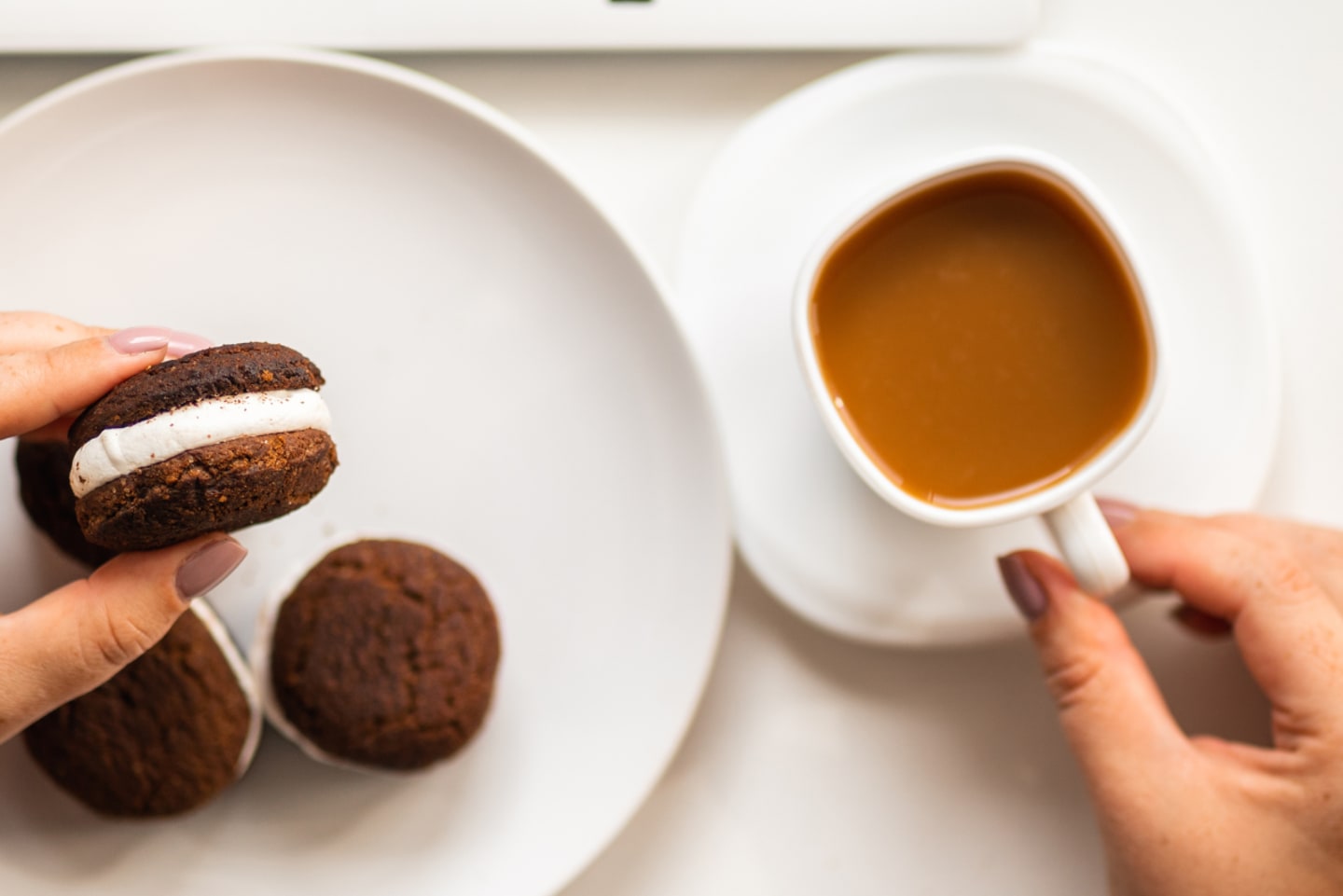 Słodkie przekąski - dlaczego warto je mieć w biurze?