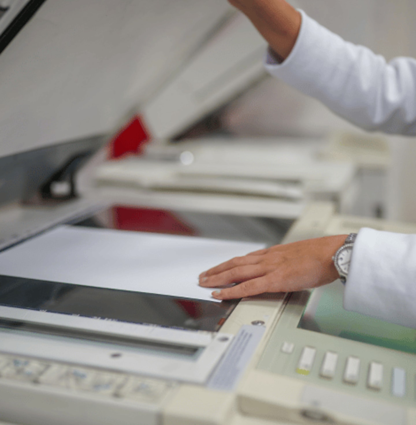 papier ksero włożony do drukarki w biurze