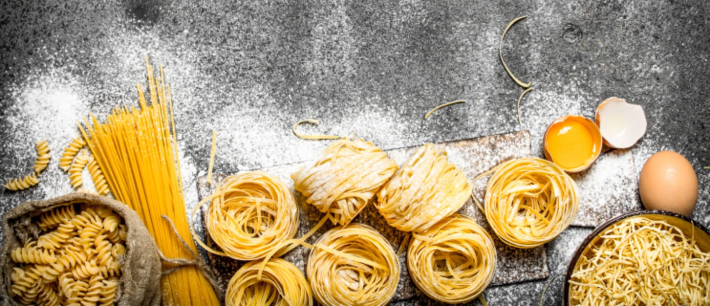 Makaron cienkie nitki na kuchennym blacie oprószone mąką