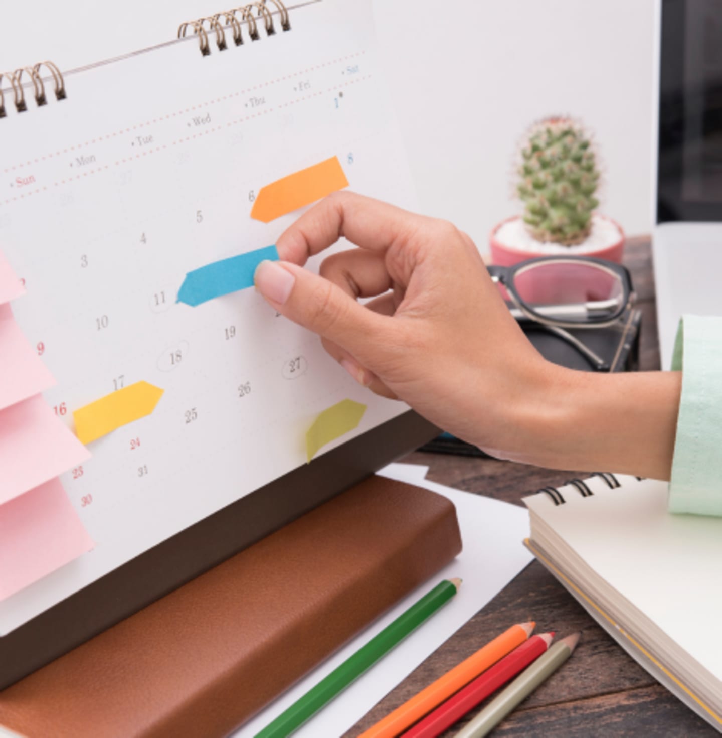 kolorowe karteczki organizujące pracę w biurze