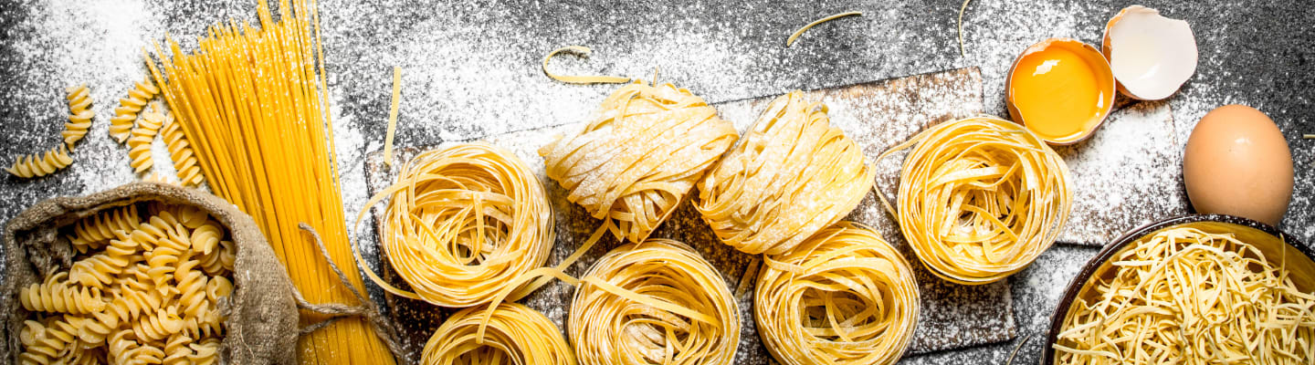 Makaron cienkie nitki na kuchennym blacie oprószone mąką