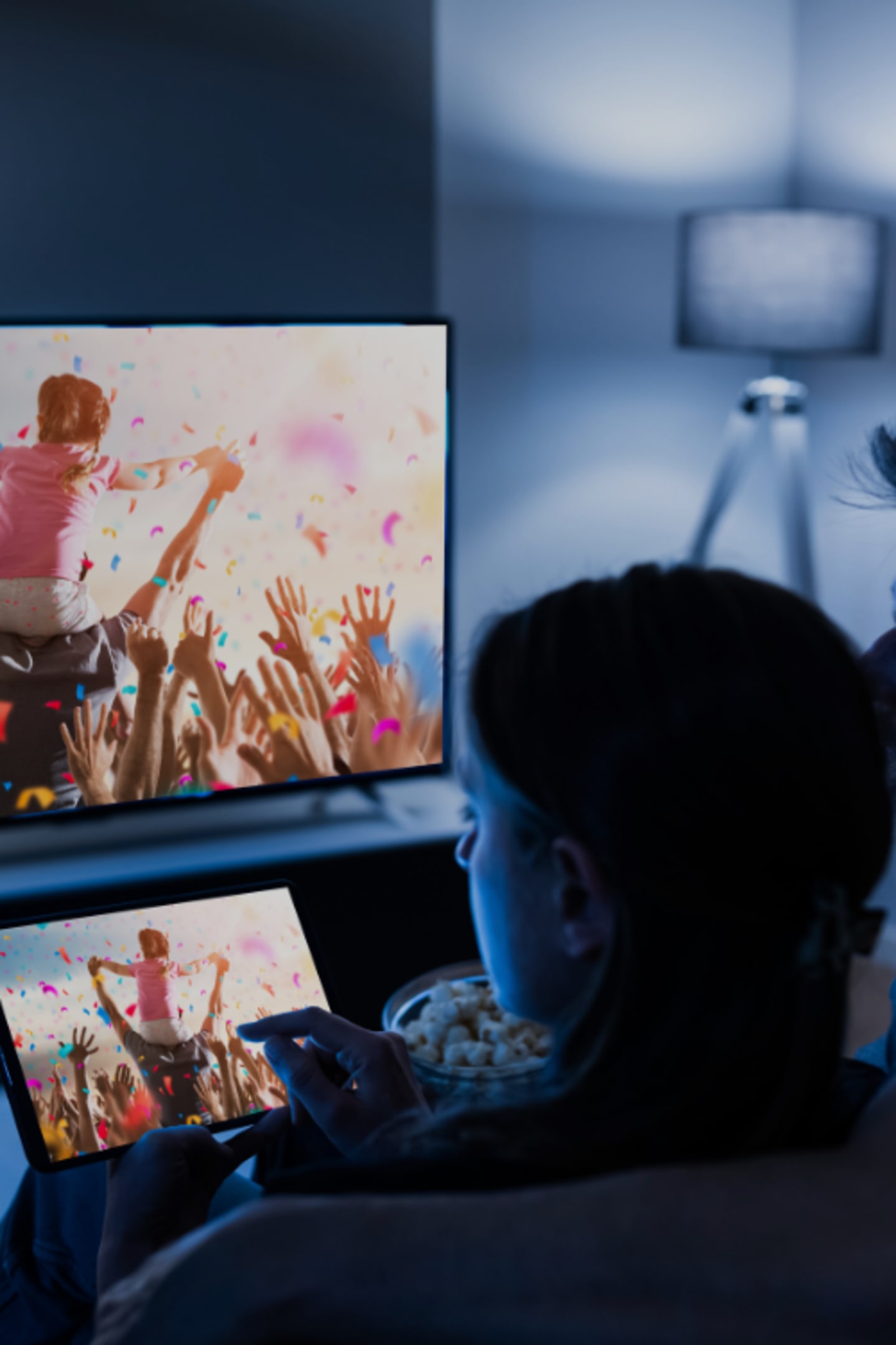 Telewizor w domu na ścianie z ciekawym wydarzeniem