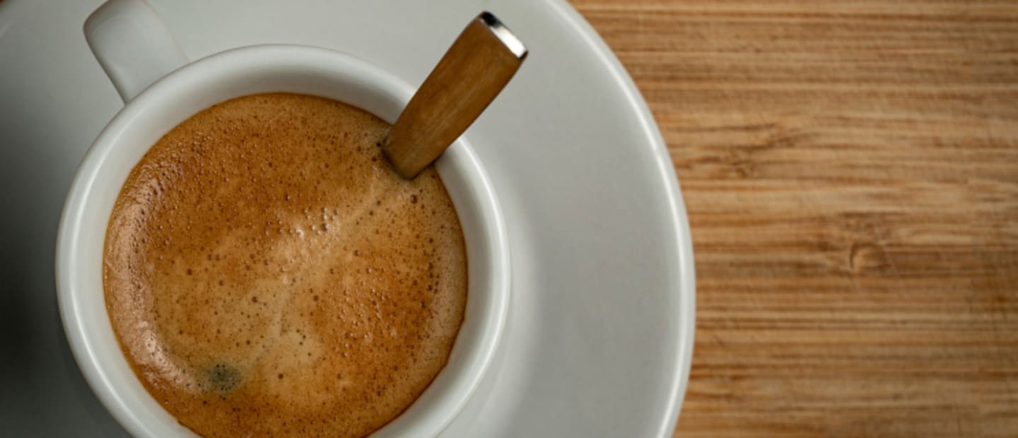 Kawa na stole zrobiona z ekspresu przelewowego