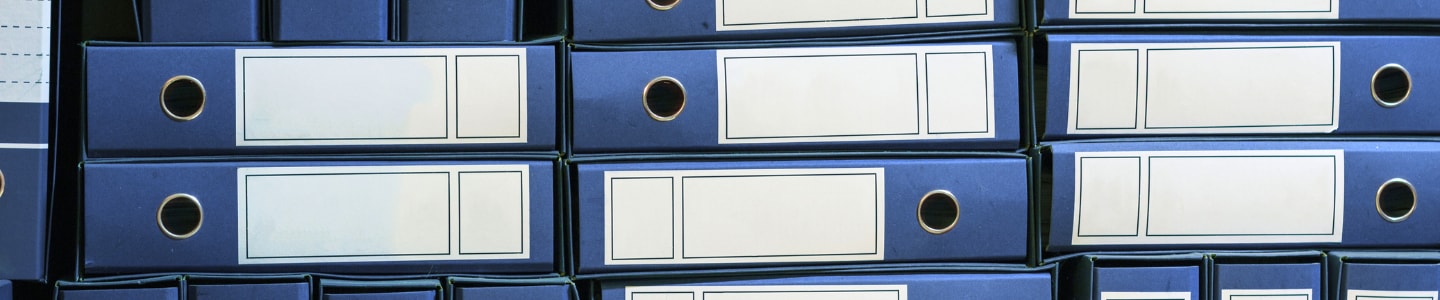 Segregatory niebieskie w biurowym archiwum