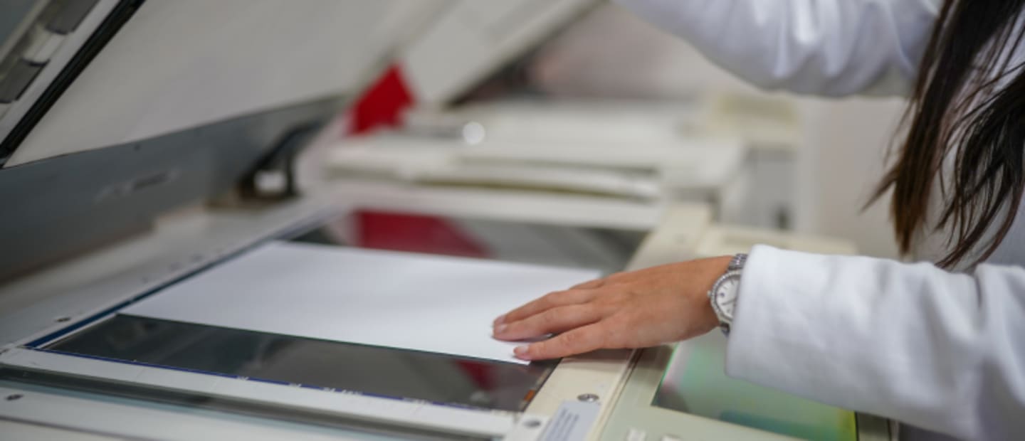 Drukowanie dokumentów w drukarce na papierze ksero 