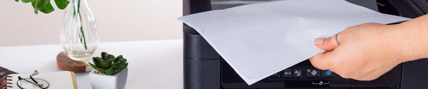 Papier ksero włożony w drukarkę lub urządzenie wielofunkcyjne