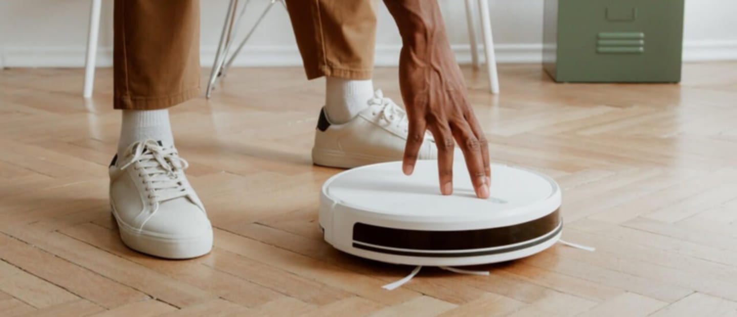 Robot sprzątający w salonie czyści dom z kurzu i brudu