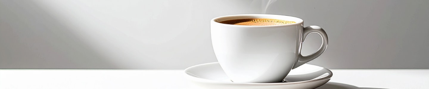 Aromatyczna gorąca kawa zrobiona z użyciem czajnika elektrycznego