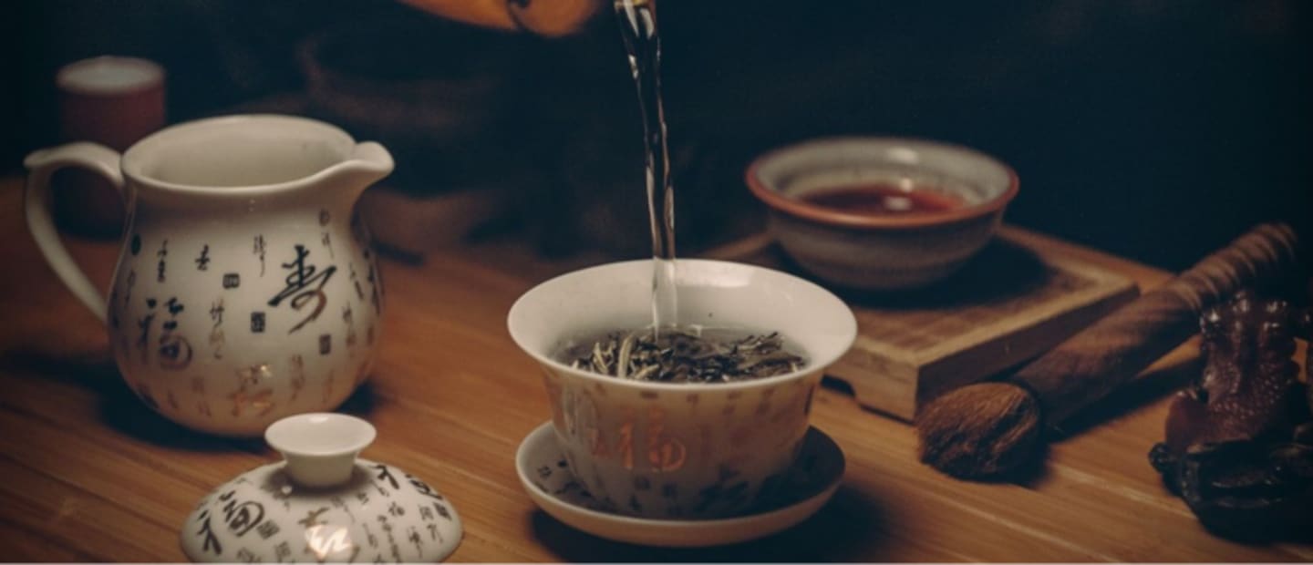 Parzenie herbaty liściastej tradycyjnymi metodami