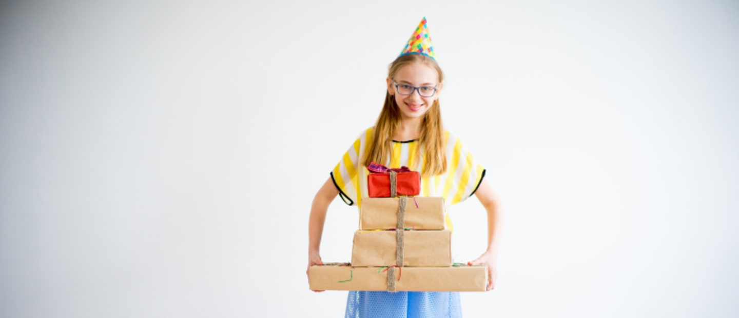 Nastolatka cieszy się z wielu prezentów na Dzień Dziecka