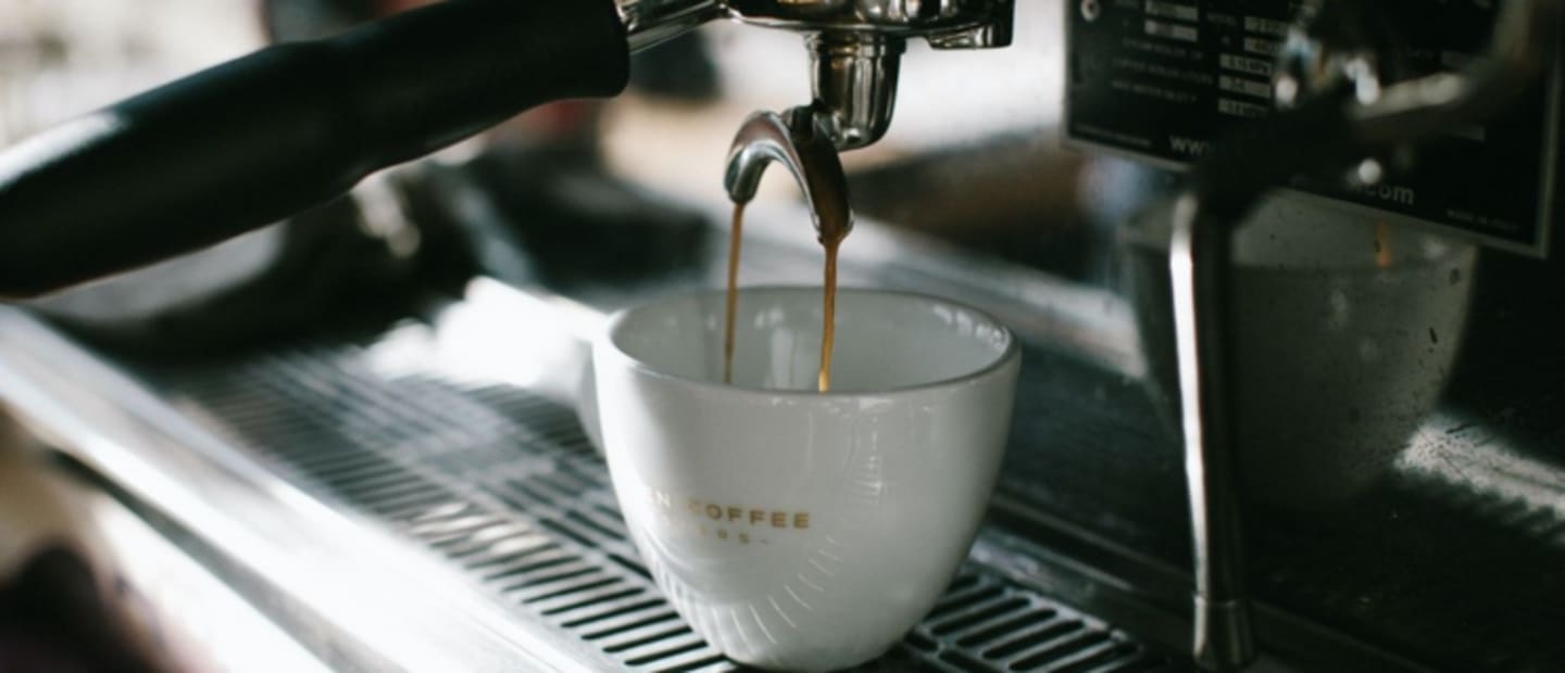 Ekspres do kawy który nalewa aromatyczną kawę do kubka