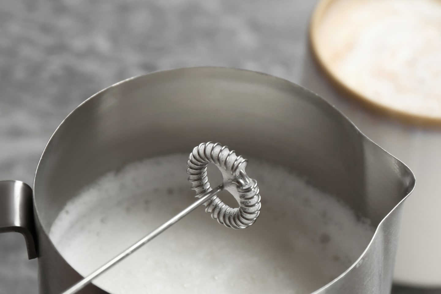 Jak zrobić piankę do kawy z mleka? Podpowiadamy w poradniku Selgros24