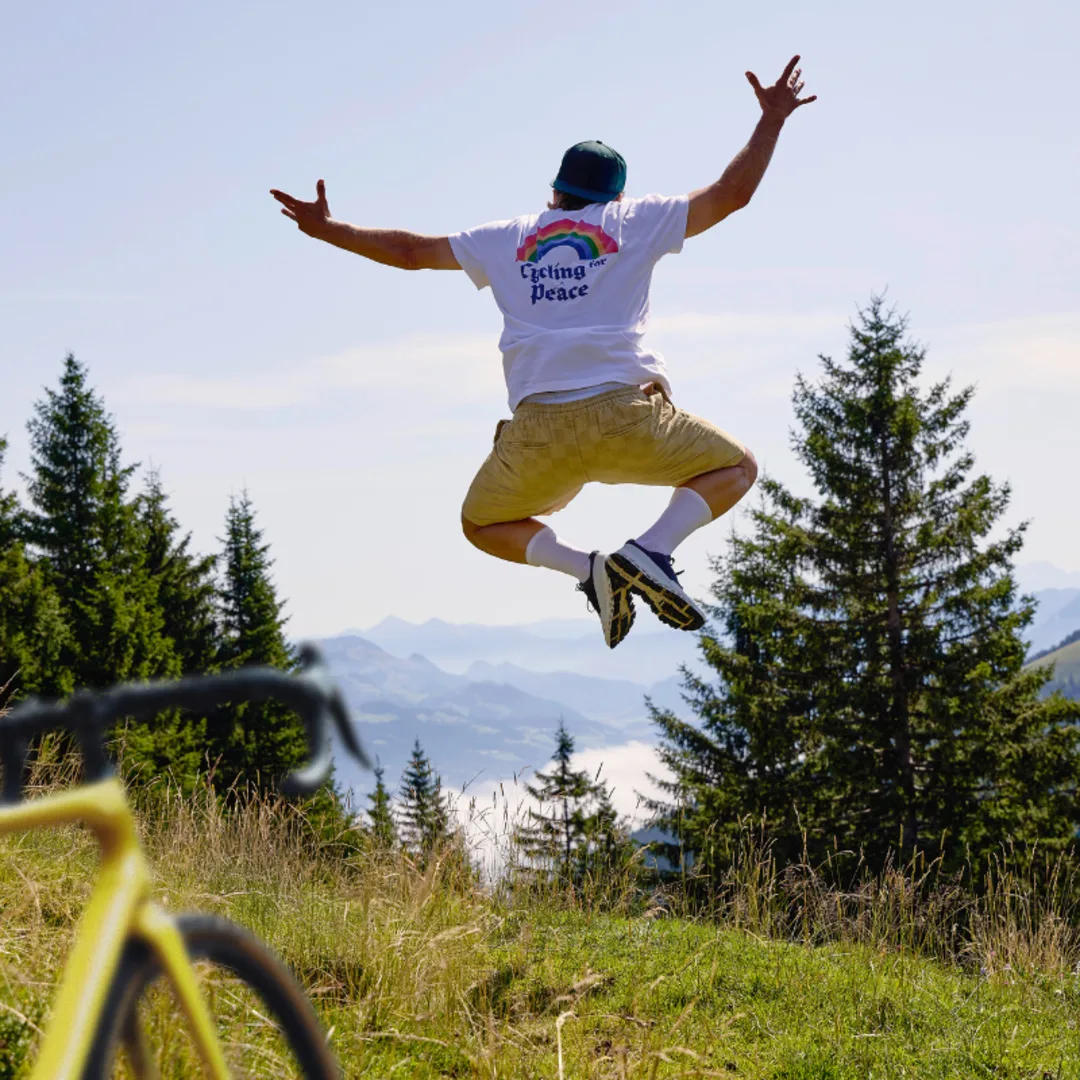 Ein Mann springt in die Luft