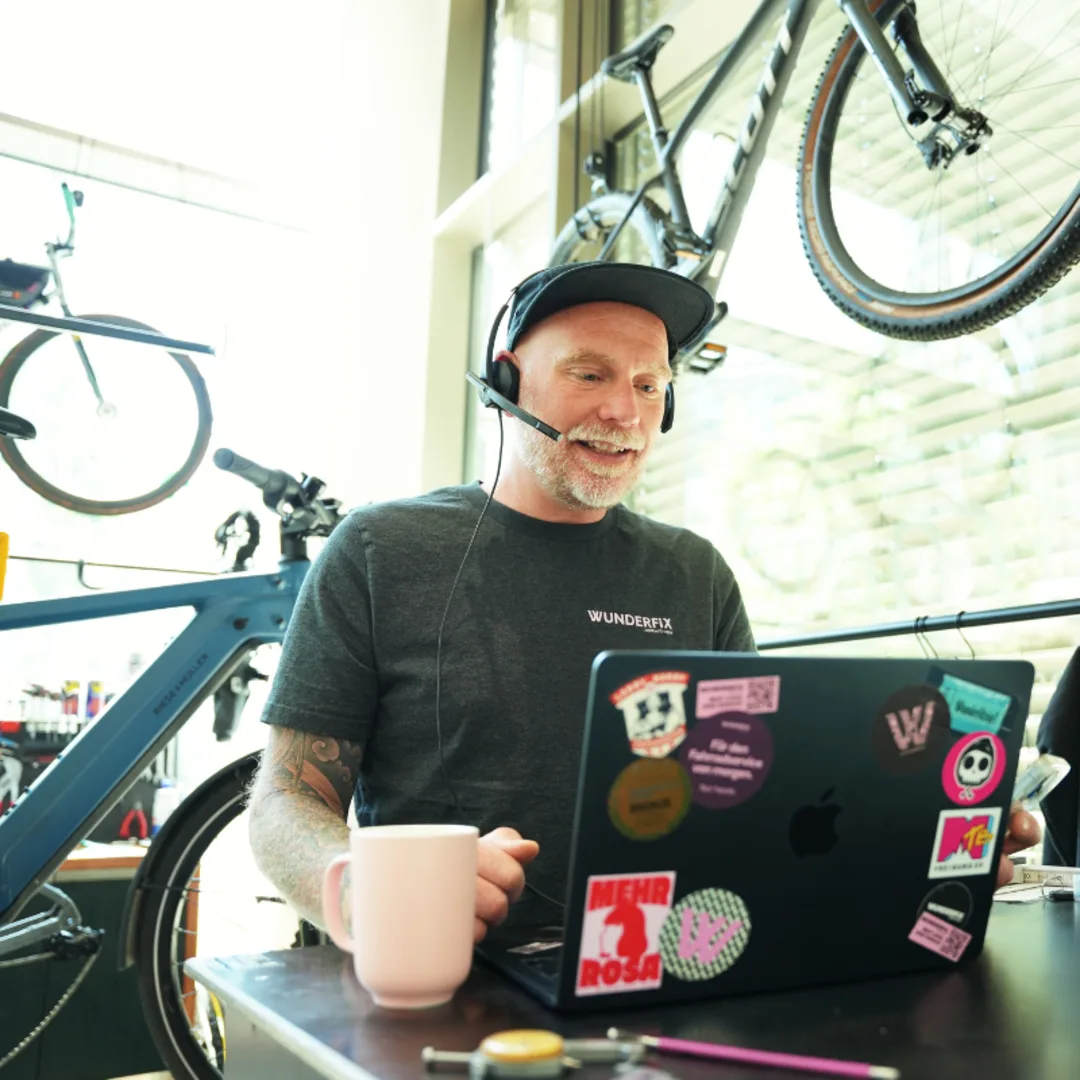 Wunderfix-Mechaniker im Live-Videocall mit Kunde