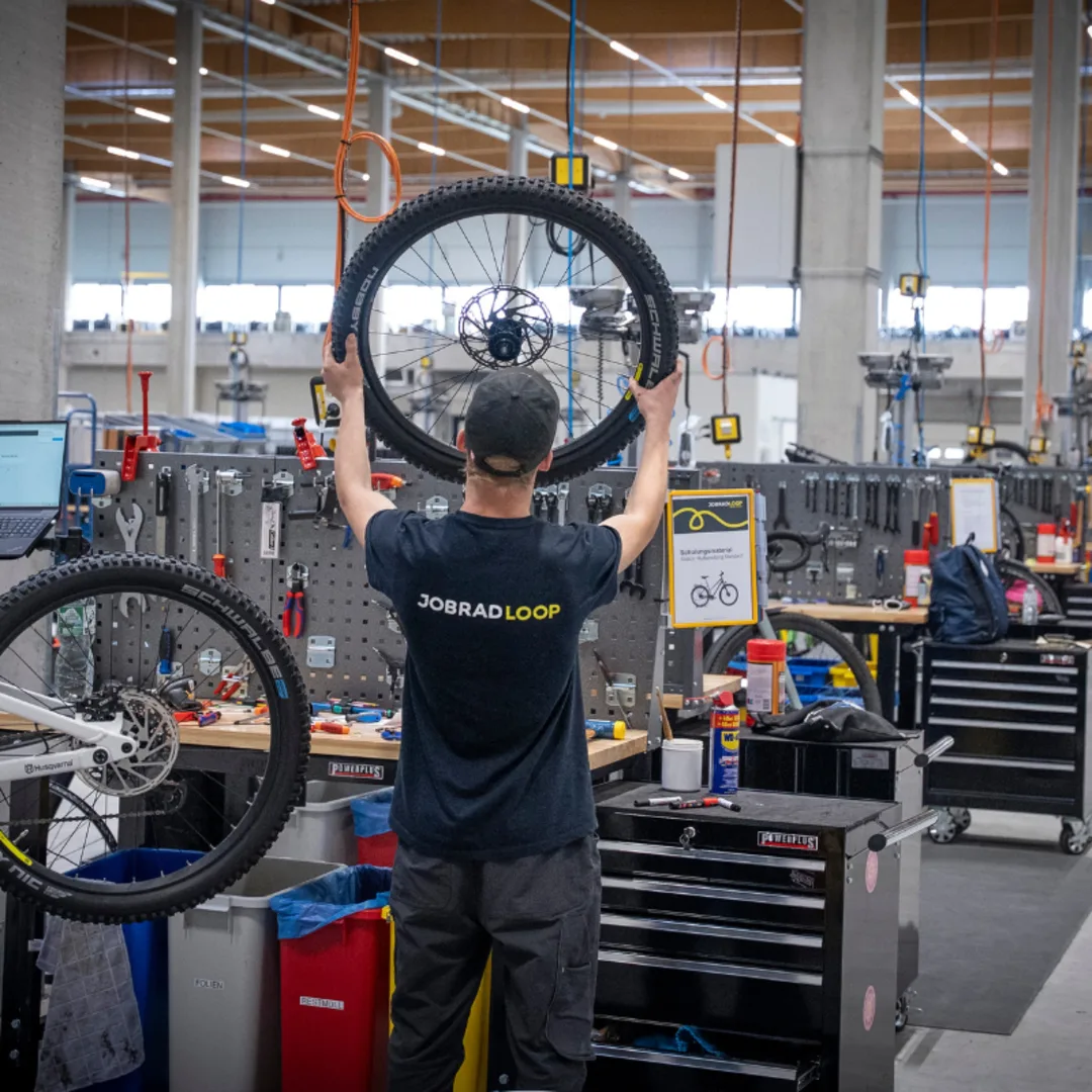 Mitarbeiter beim Bike-Refurbishment