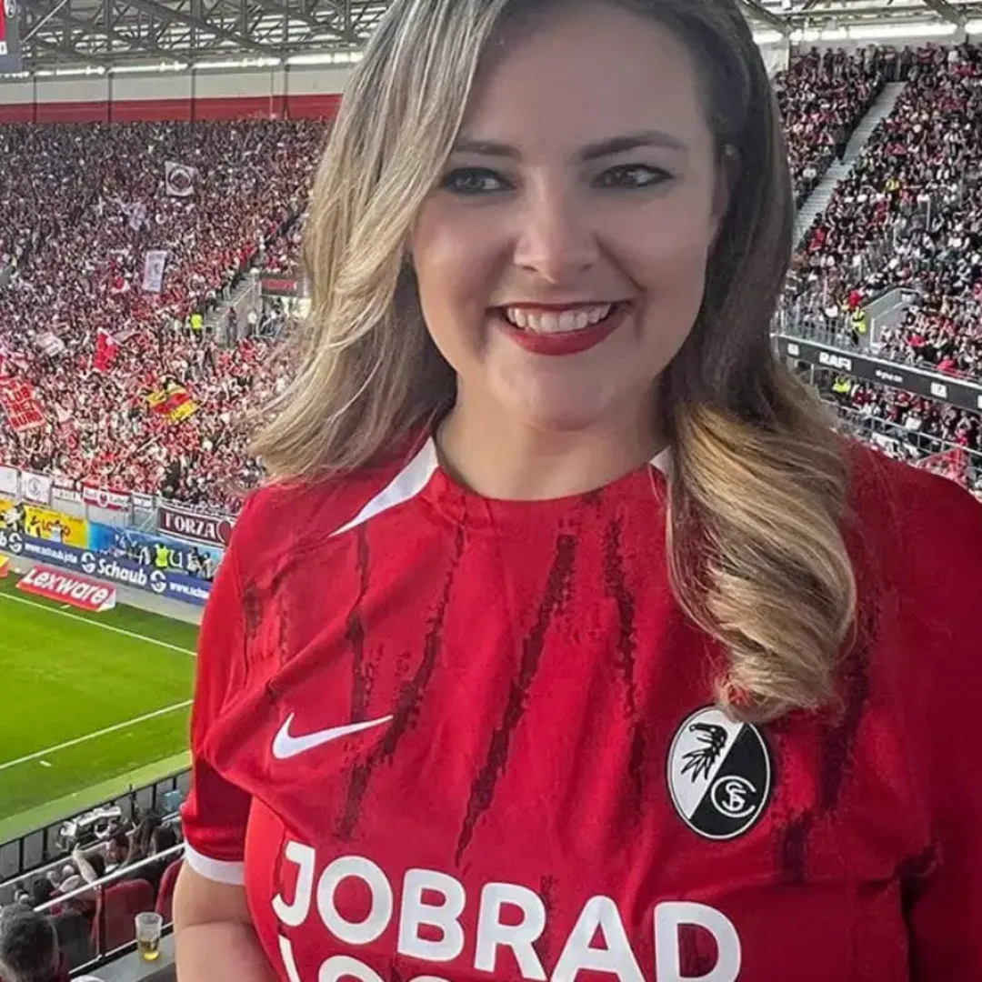 Nela im SC Freiburg Trikot 2025
