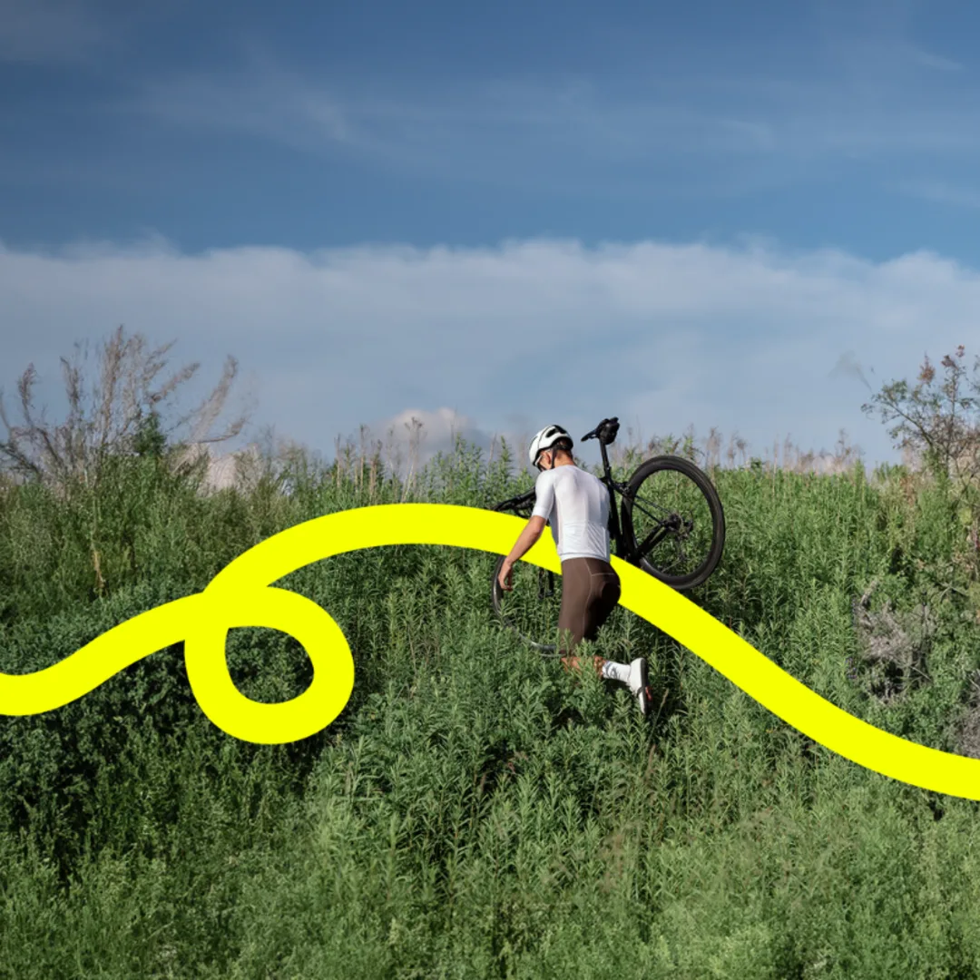 Mann mit Fahrrad im Feld