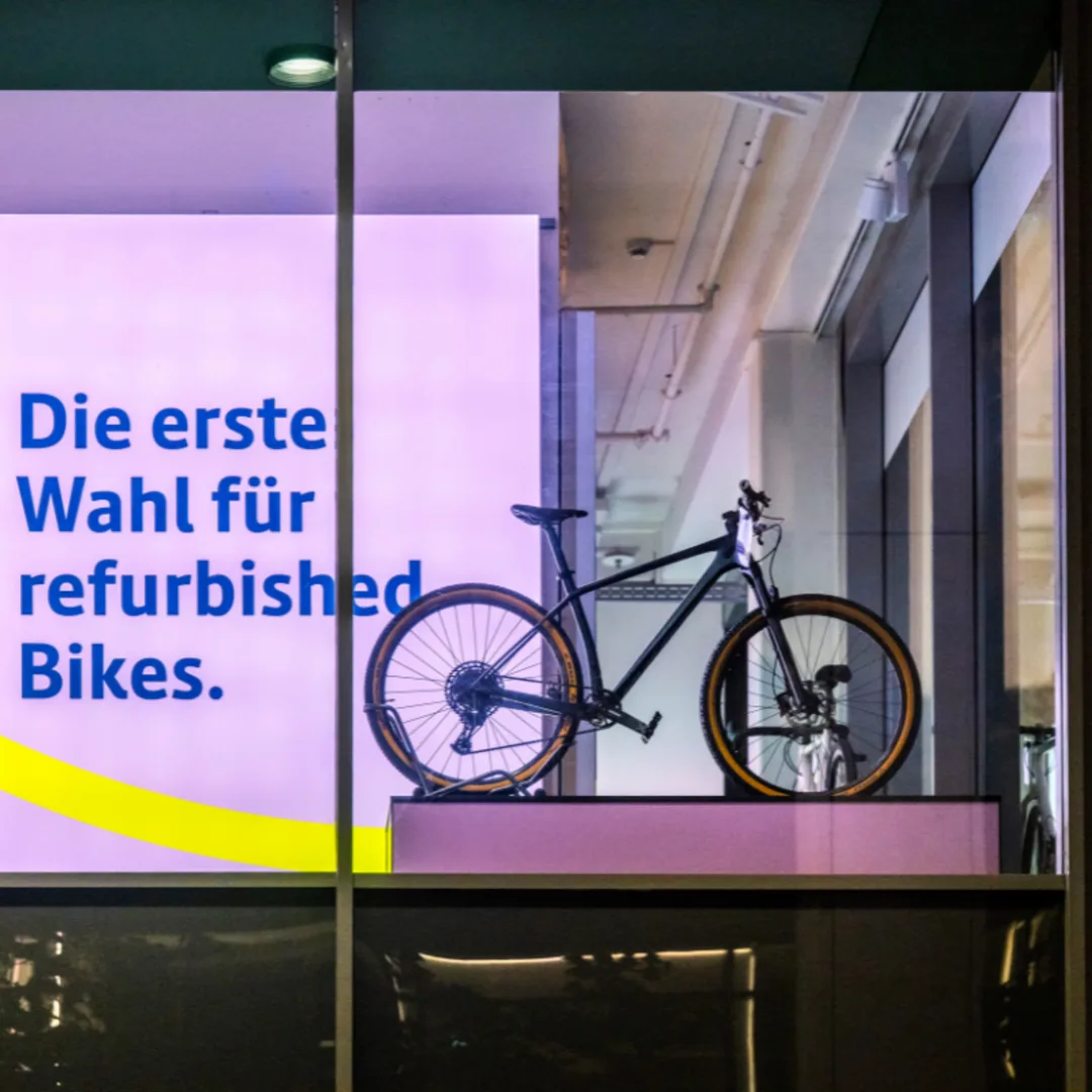 JobRad® Loop Fahrrad im Schaufenster der Globetrotter-Filiale Dresden