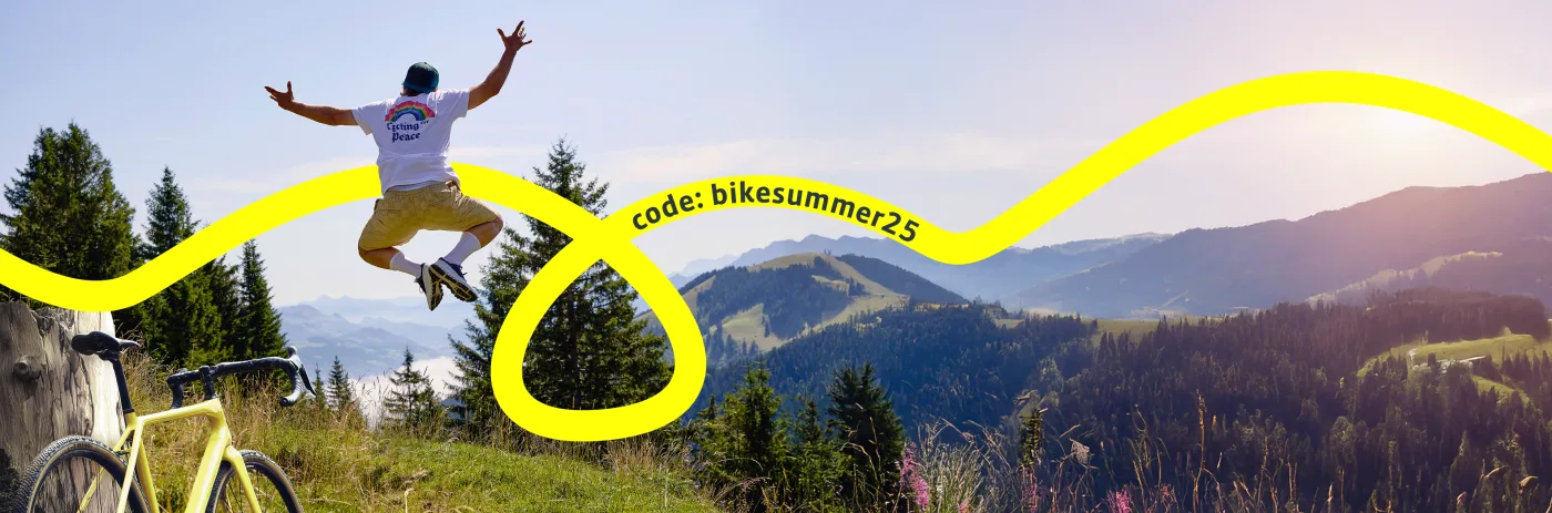 Ein Mann, der in den Bergen hochspringt und sich freut.