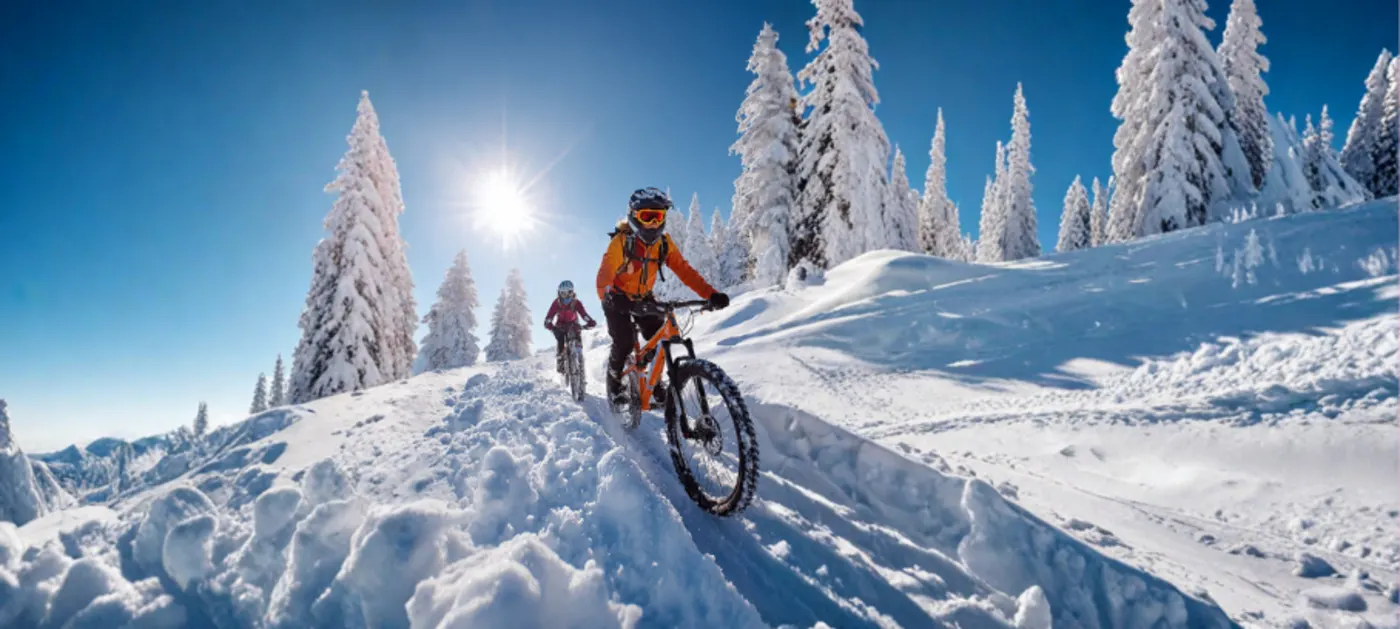 Mountainbikefahrer im Schnee in den Bergen
