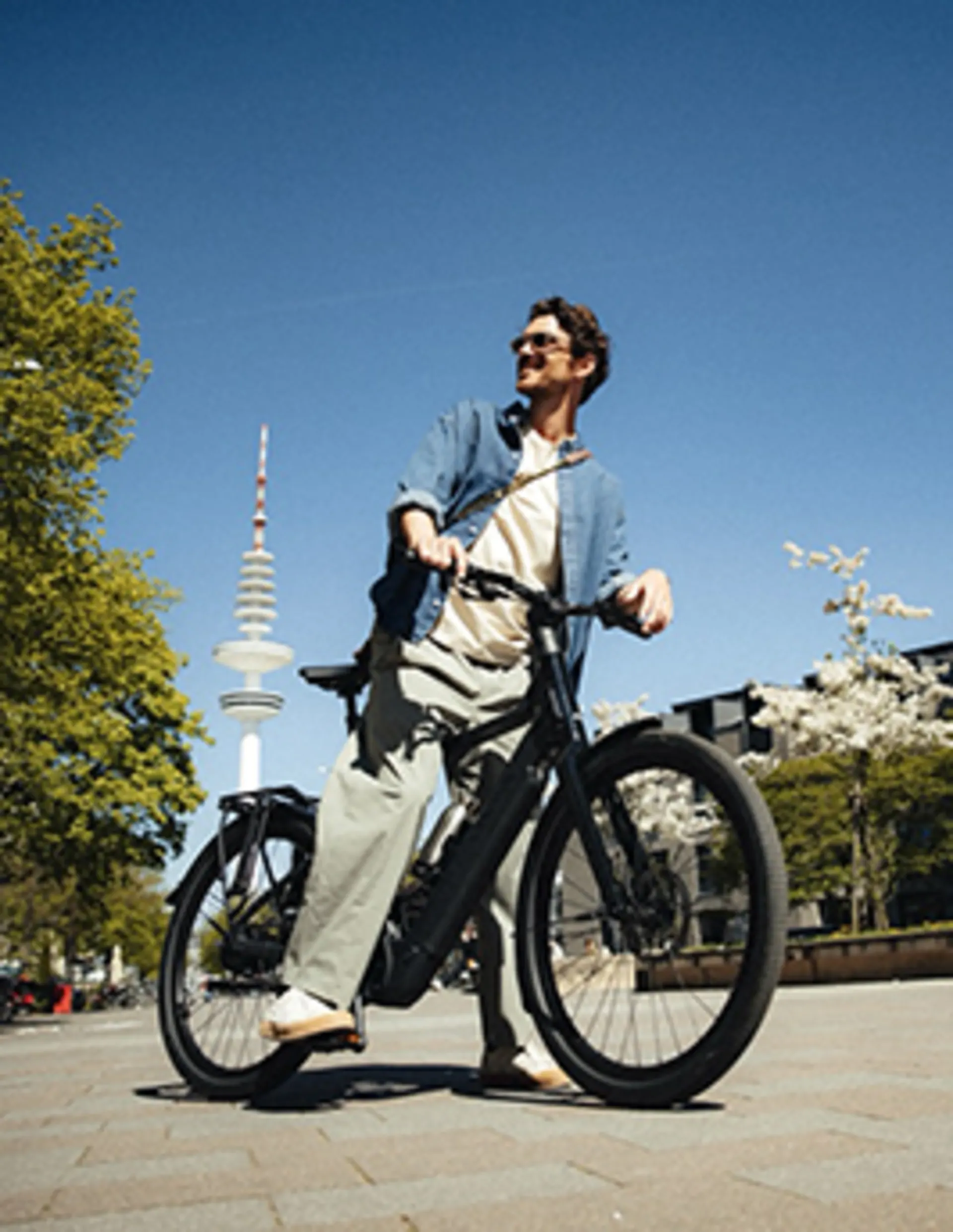Mann auf Ebike in der Stadt