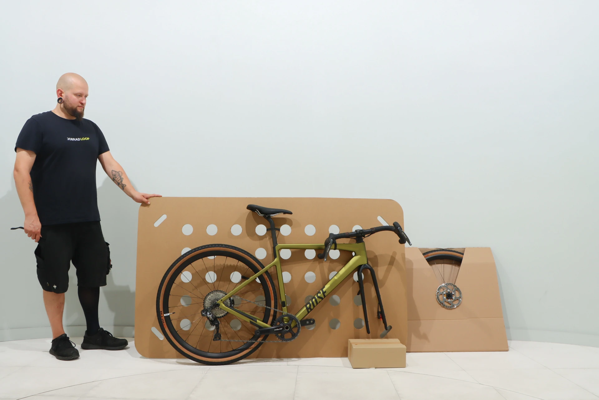 Fahrrad und Vorderrad lehnen halb eingepackt an der Wand