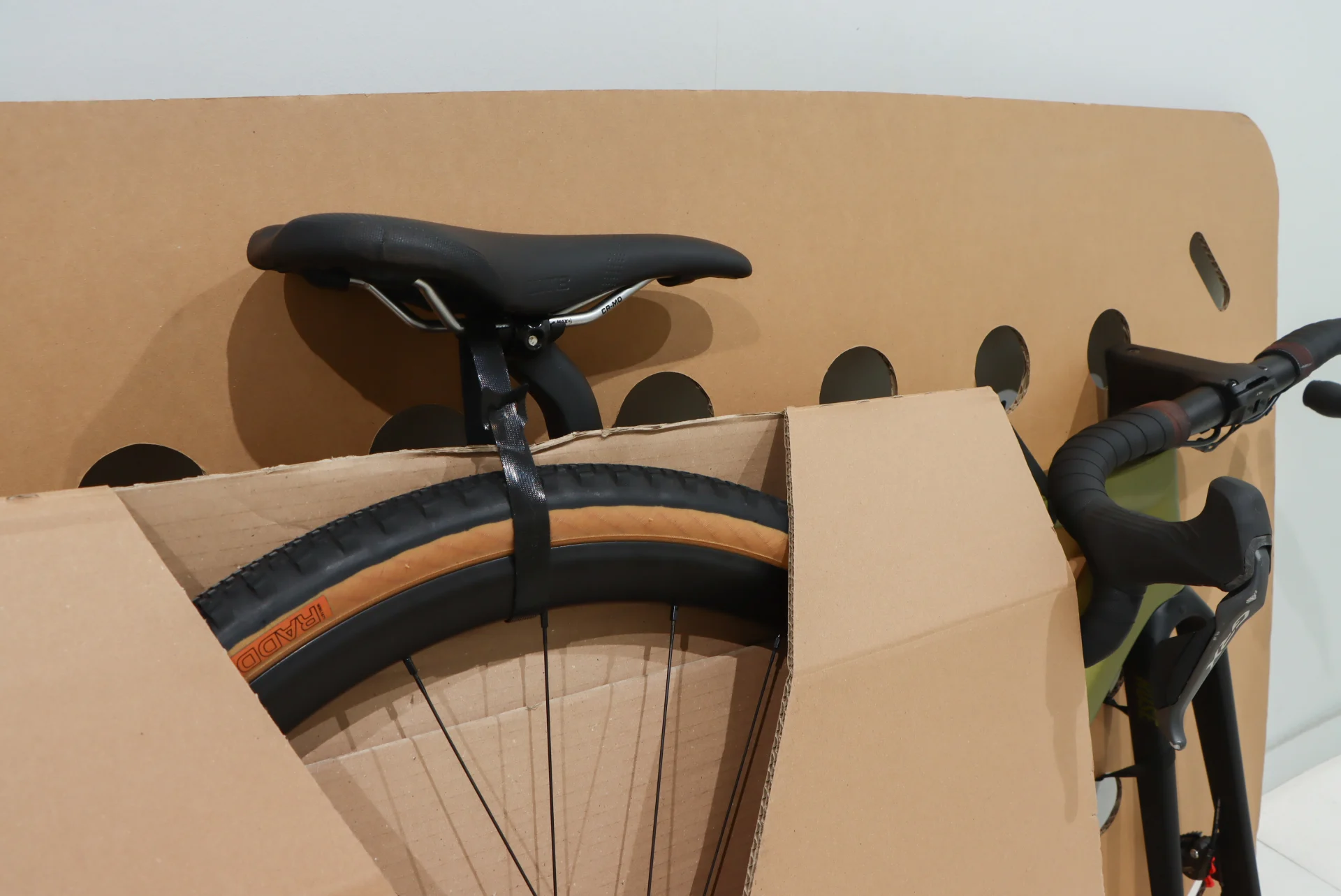 Ein Fahrrad halb in Karton verpackt