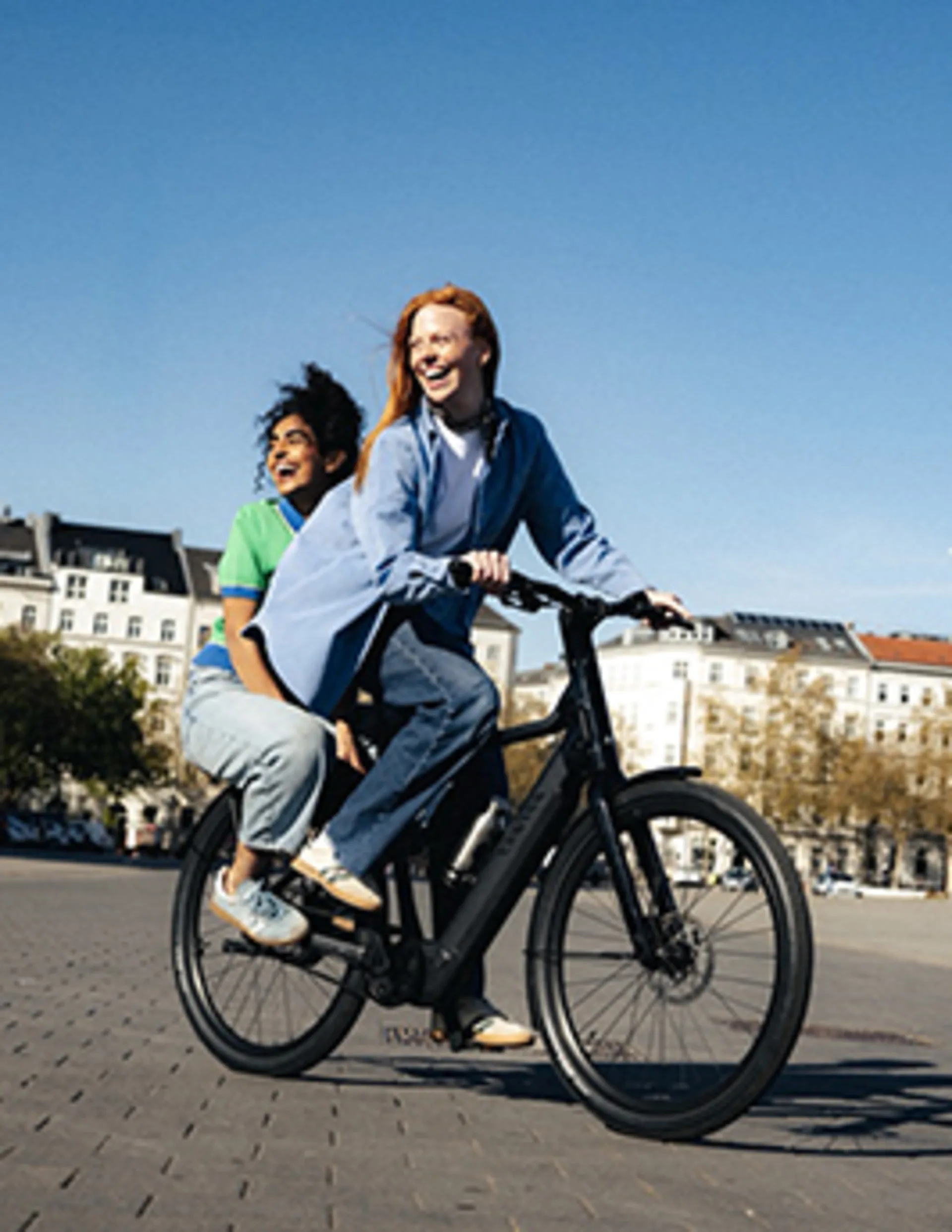 Zwei Frauen auf Ebike in der Stadt