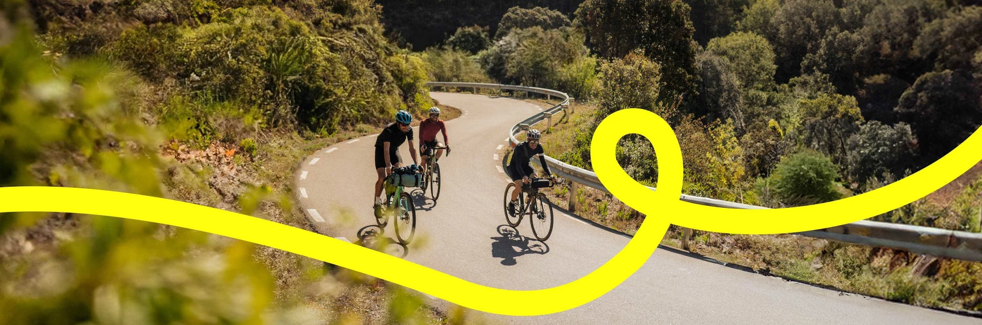 Drei Bike-Packer auf einer Bergstraße