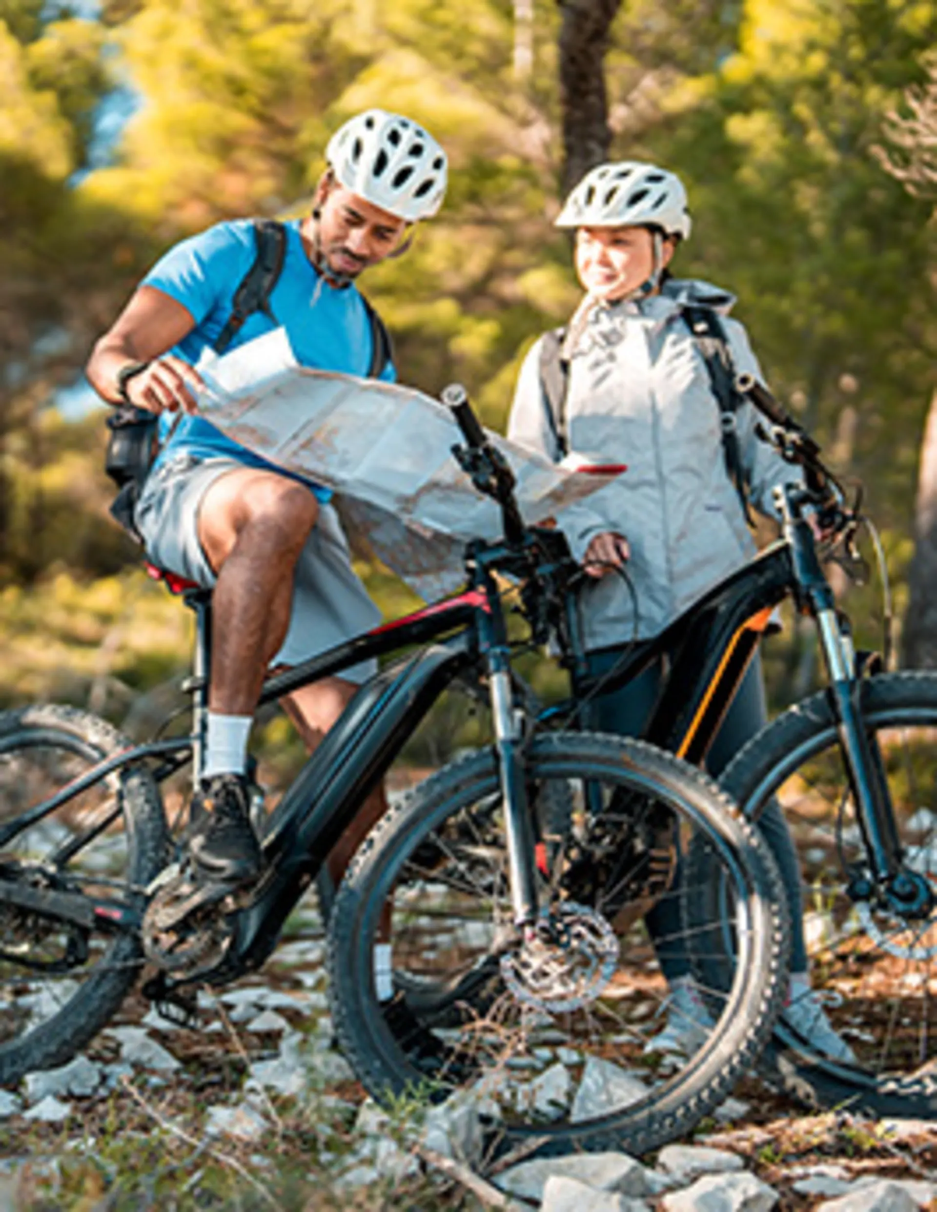 Zwei Männer mit E-Mountainbikes stehen am Hang