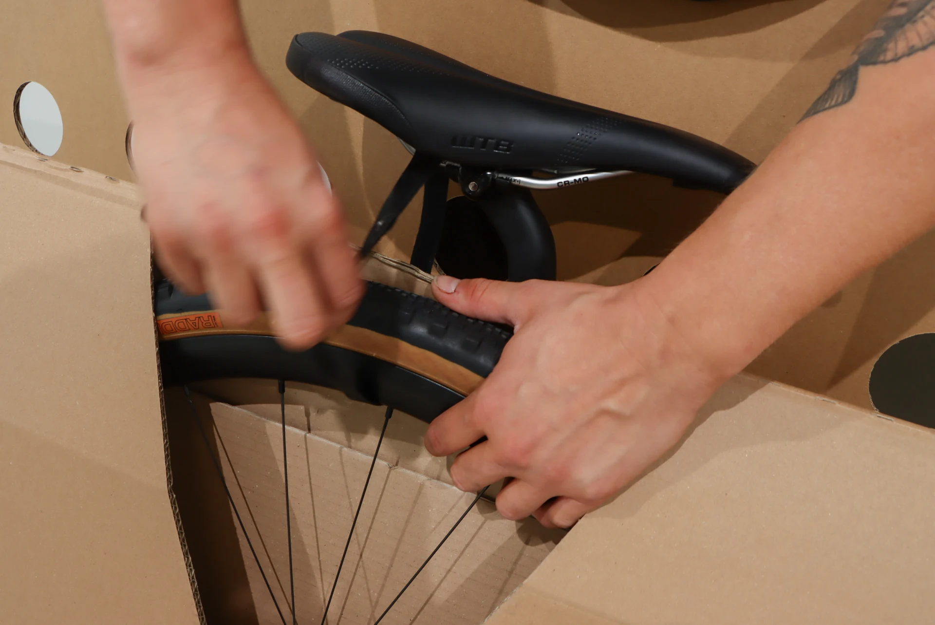 Das Vorderrad wird manuell ausgepackt