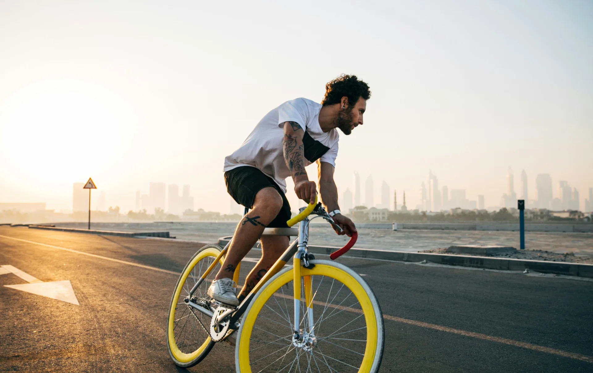 Ein Mann auf einem Fixie Fahrrad im Sonnenuntergang