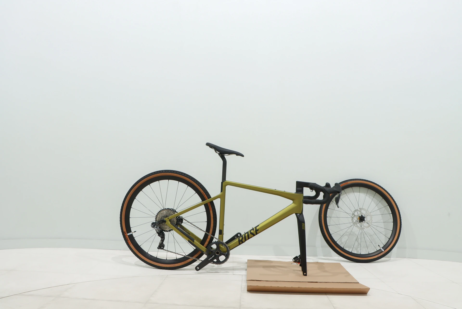 Fahrrad steht ohne Vorderrad auf der Gabel.