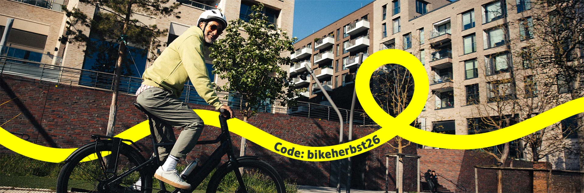 Ein älterer Mann fährt auf einem City E-Bike durch eine Stadt