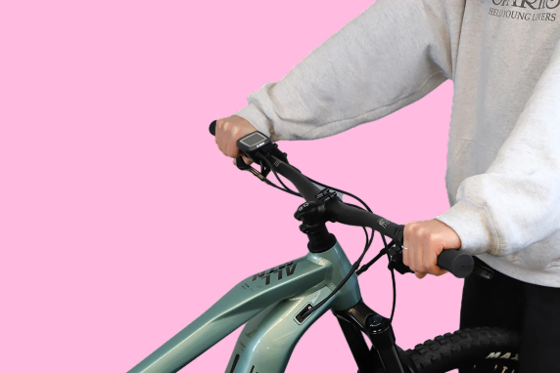 Eine Person hält den Lenker eines E-Bikes fest